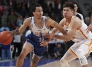 九游体育直播-运动员受伤依旧顽强比赛，感动全场，成为CBA焦点