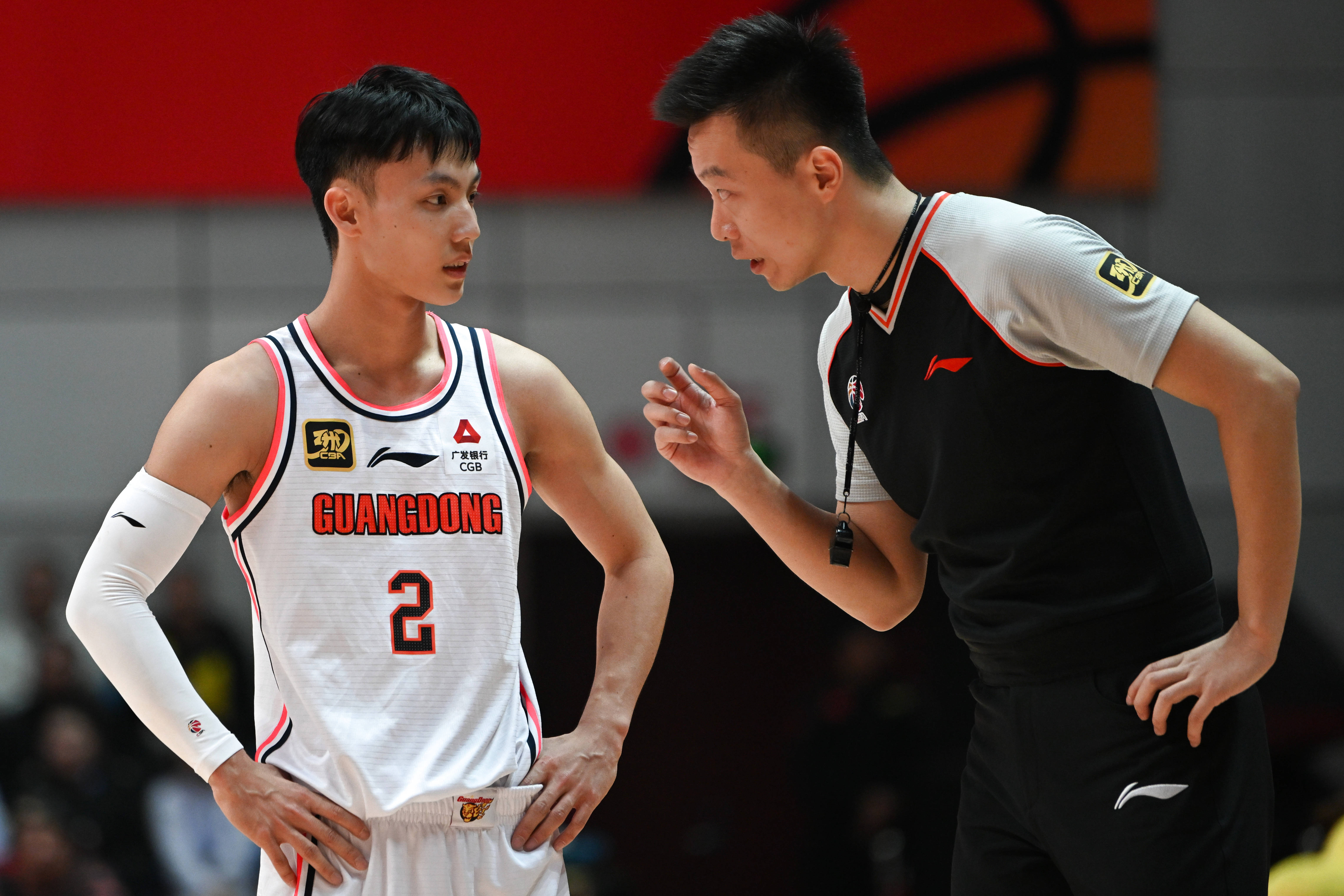 关于广东男篮主场大胜江苏，扩大领先优势的信息