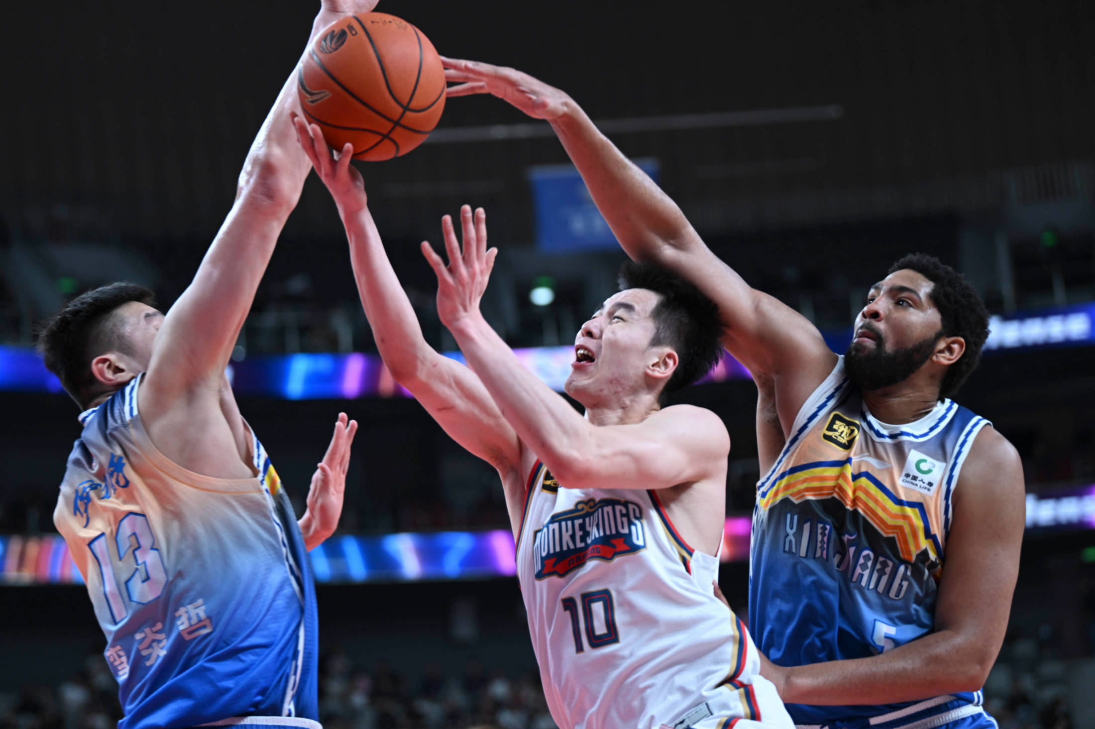 新一轮篮球联赛精彩开打,球员拼尽全力争夺胜利的简单介绍 新一轮篮球联赛精彩开打,球员拼尽全力争夺胜利的简单介绍