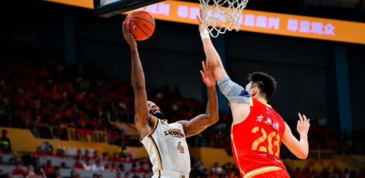 新一轮篮球联赛精彩开打,球员拼尽全力争夺胜利的简单介绍 新一轮篮球联赛精彩开打,球员拼尽全力争夺胜利的简单介绍