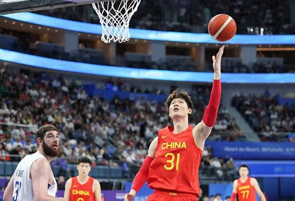 湖北男篮压倒性领先,轻松赢得比赛 湖北男篮压倒性领先,轻松赢得比赛