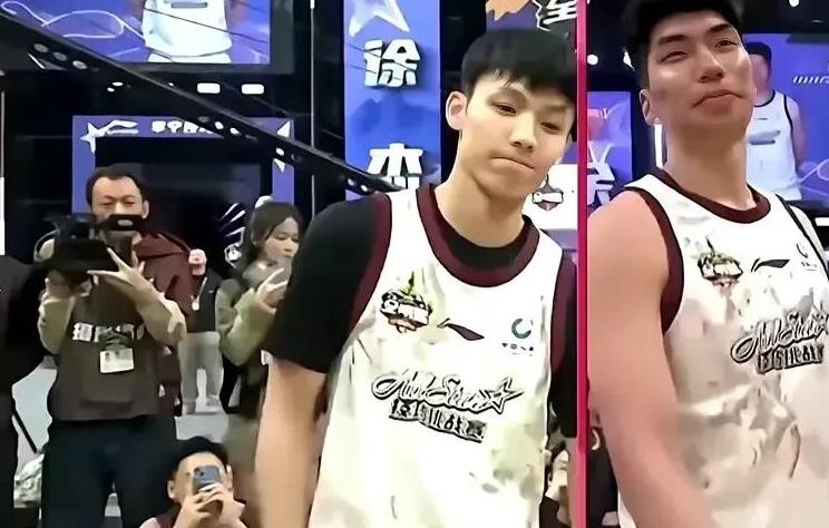 全明星赛上球员们展现绝佳实力,赢得喝彩 全明星赛上球员们展现绝佳实力,赢得喝彩