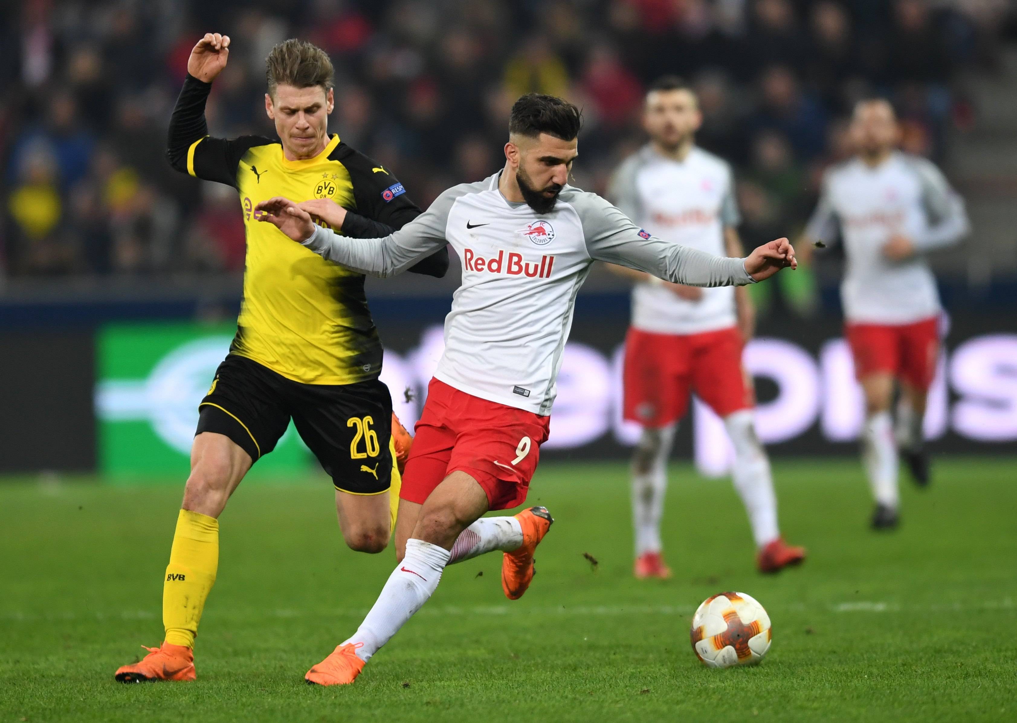 足球比赛彩蝶争妍,运动员斗志昂扬的简单介绍 足球比赛彩蝶争妍,运动员斗志昂扬的简单介绍