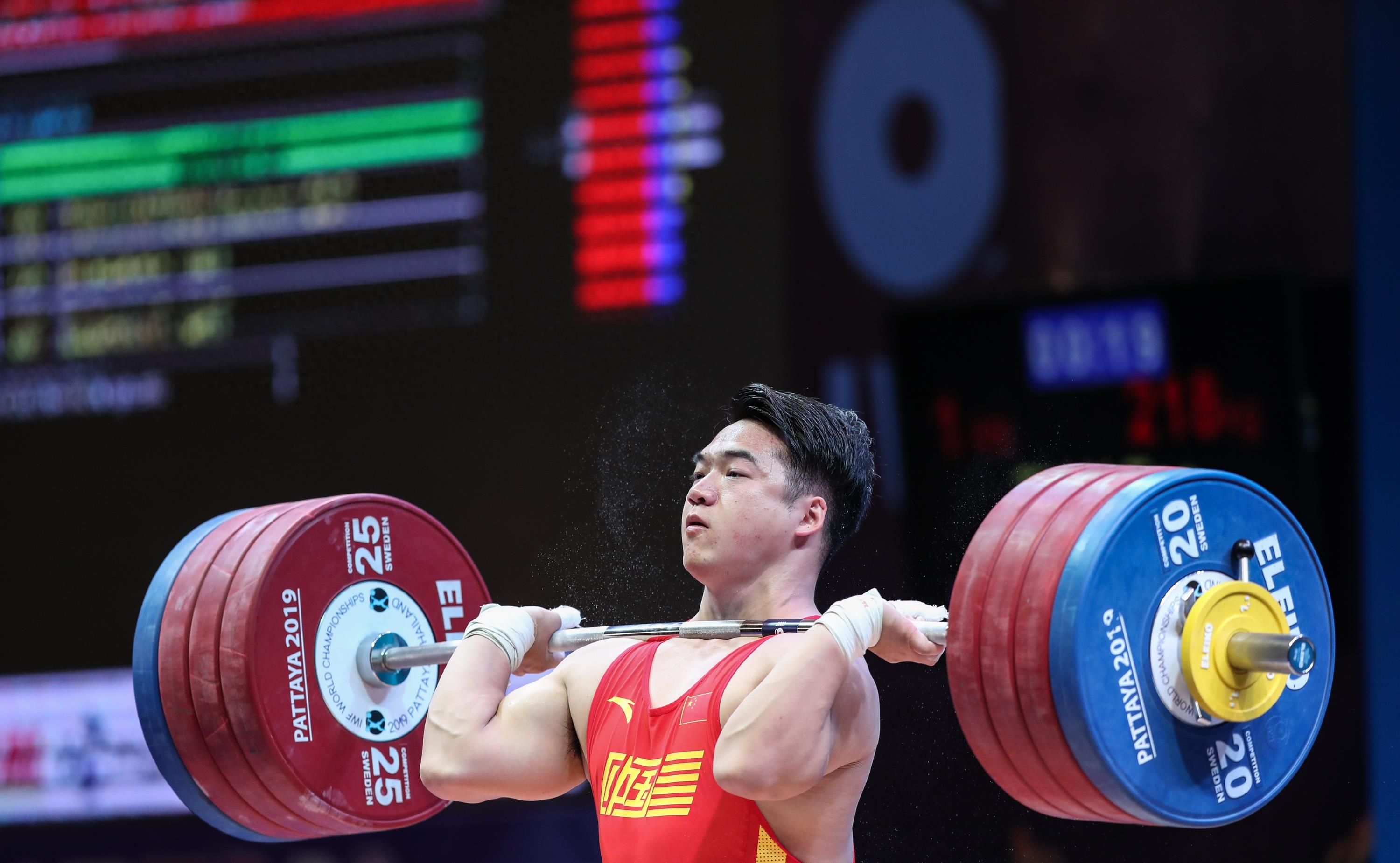 举重项目:选手豪取一金震惊全场 举重项目:选手豪取一金震惊全场