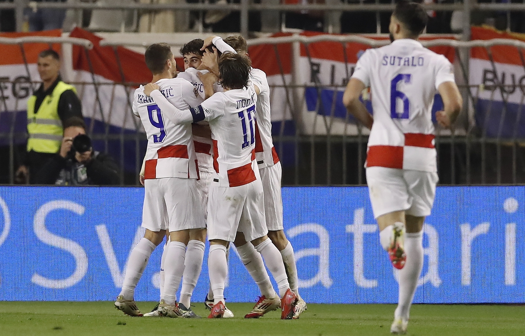 克罗地亚队备战英格兰队,欧洲杯悬念重重 克罗地亚队备战英格兰队,欧洲杯悬念重重