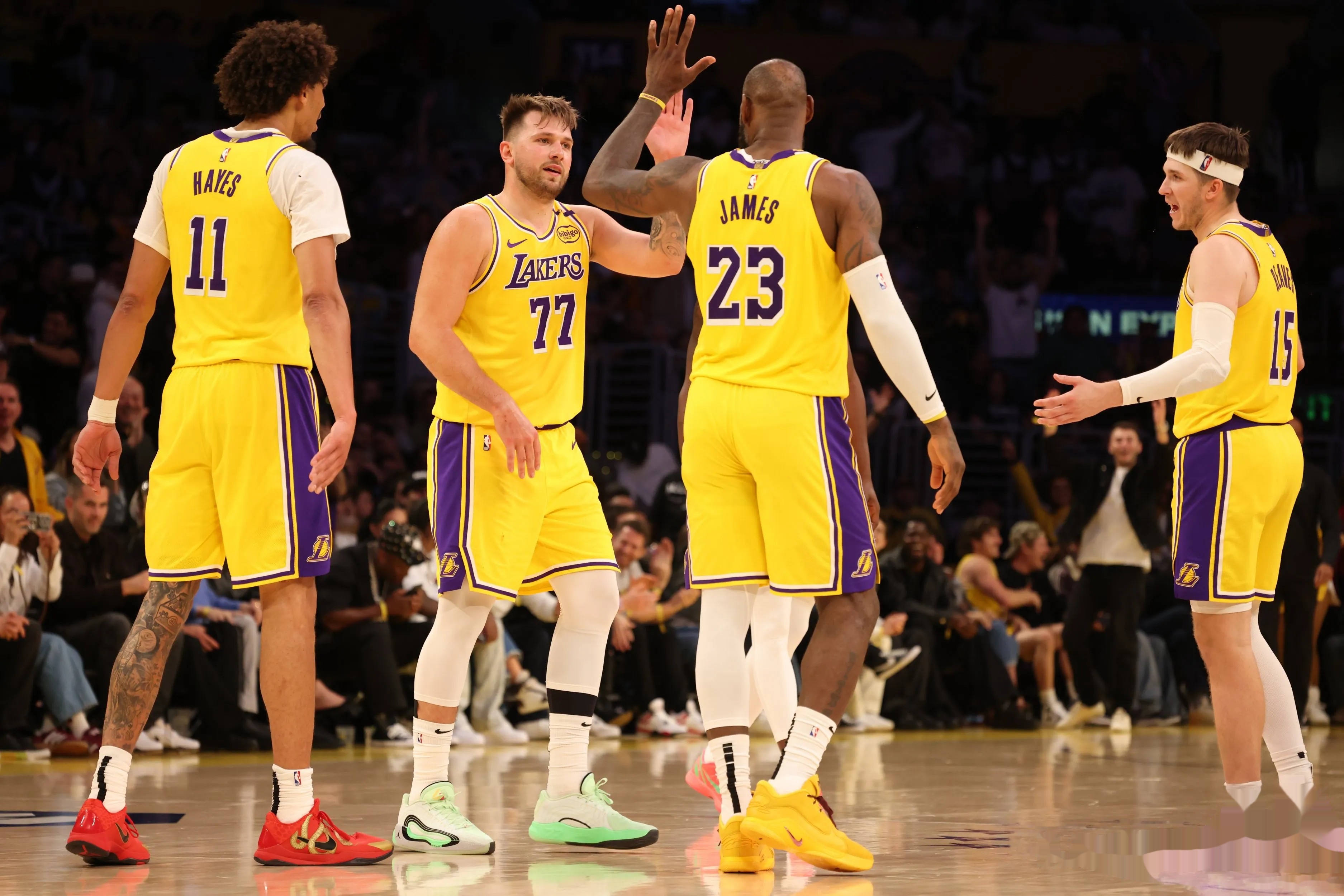 湖人战胜步行者,取得三连胜领跑西部 湖人战胜步行者,取得三连胜领跑西部