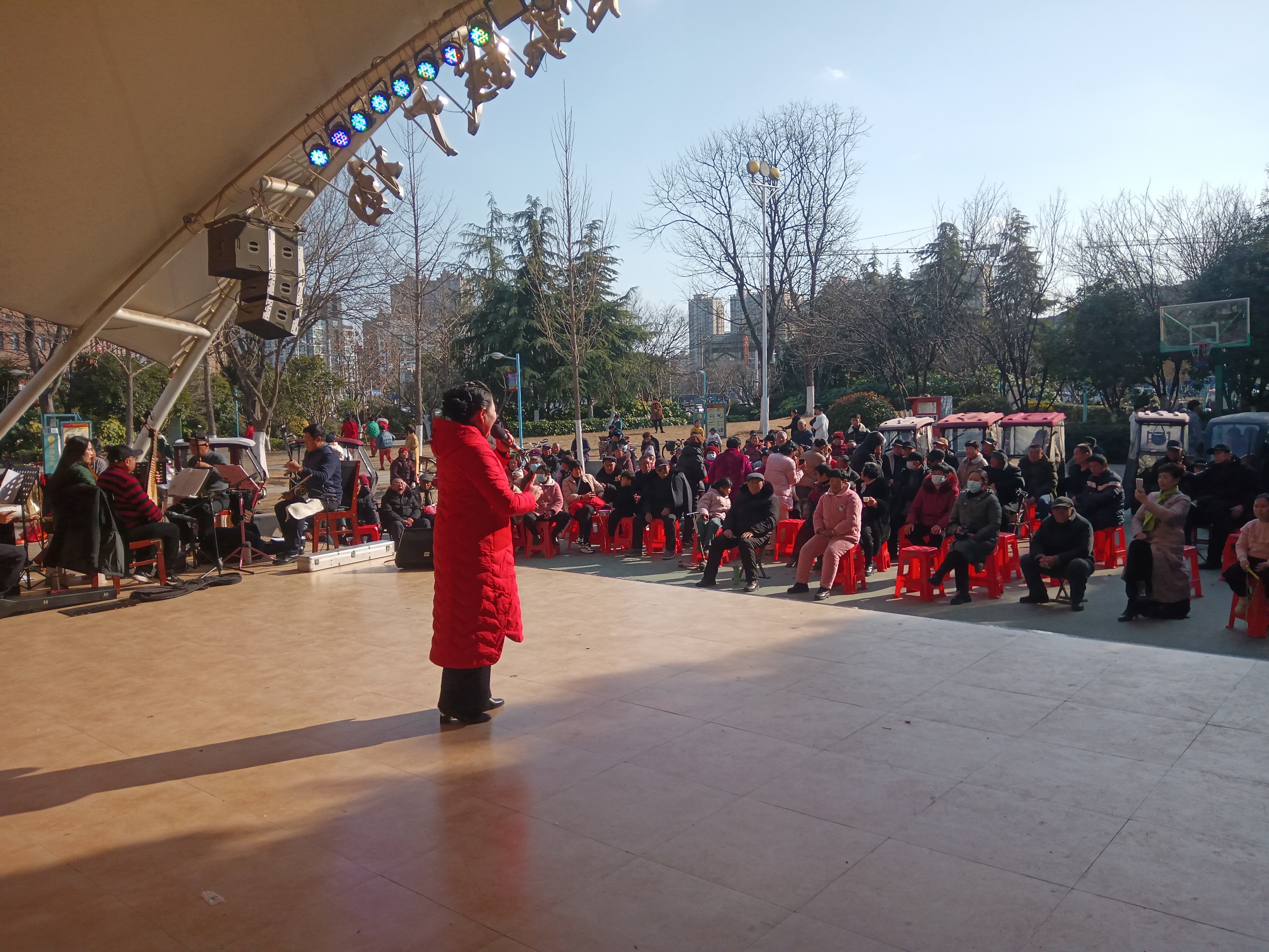 包含红红火火的比赛场面吸引众多观众的词条 包含红红火火的比赛场面吸引众多观众的词条